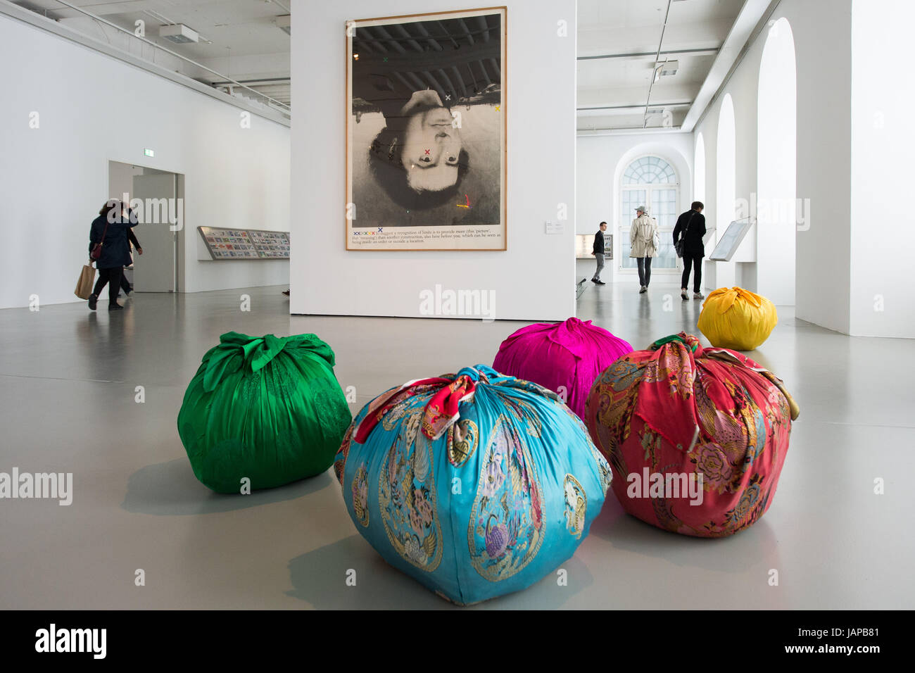 Kimsooja des "Bottari" (2005) auf Anzeige im Fridericianum in Kassel, Deutschland, 7. Juni 2017. Die Documenta 14 Festival öffnet sich auf der 10.06.17 und läuft bis zu den 17.09.17. Foto: Boris Roessler/dpa Stockfoto