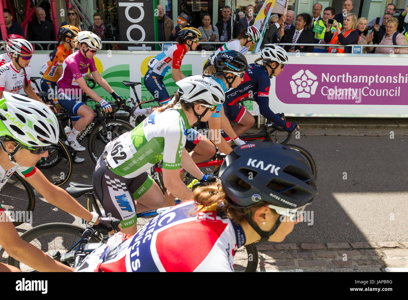 Daventry, Northamptonshire, 7. Juni 2017, die OVO Energie Frauen Tour, Stufe 1. Nord Northamptonshire. Teilnehmer, die ausgehend von Daventry Stadt Zentrum über eine Distanz von 147,5 km, (91,7 Meilen) unter Schaf Straße Kettering. Stockfoto