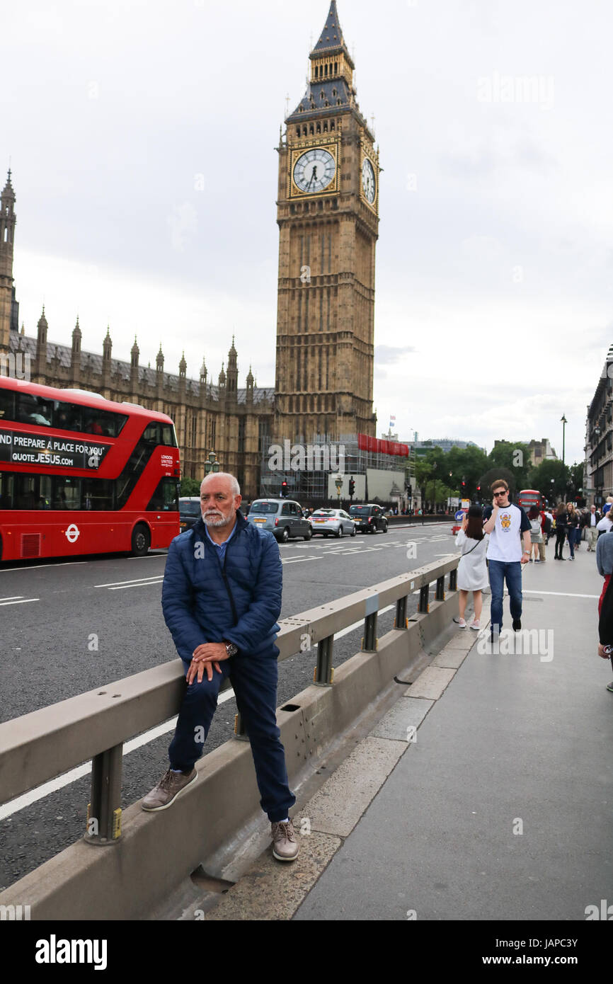 London, UK. 7. Juni 2017. Touristen posieren für Fotos hinter der neu installierten Stahl Barrieren auf Westminster Bridge auf Terroranschläge Credit: Amer Ghazzal/Alamy Live-Nachrichten Stockfoto