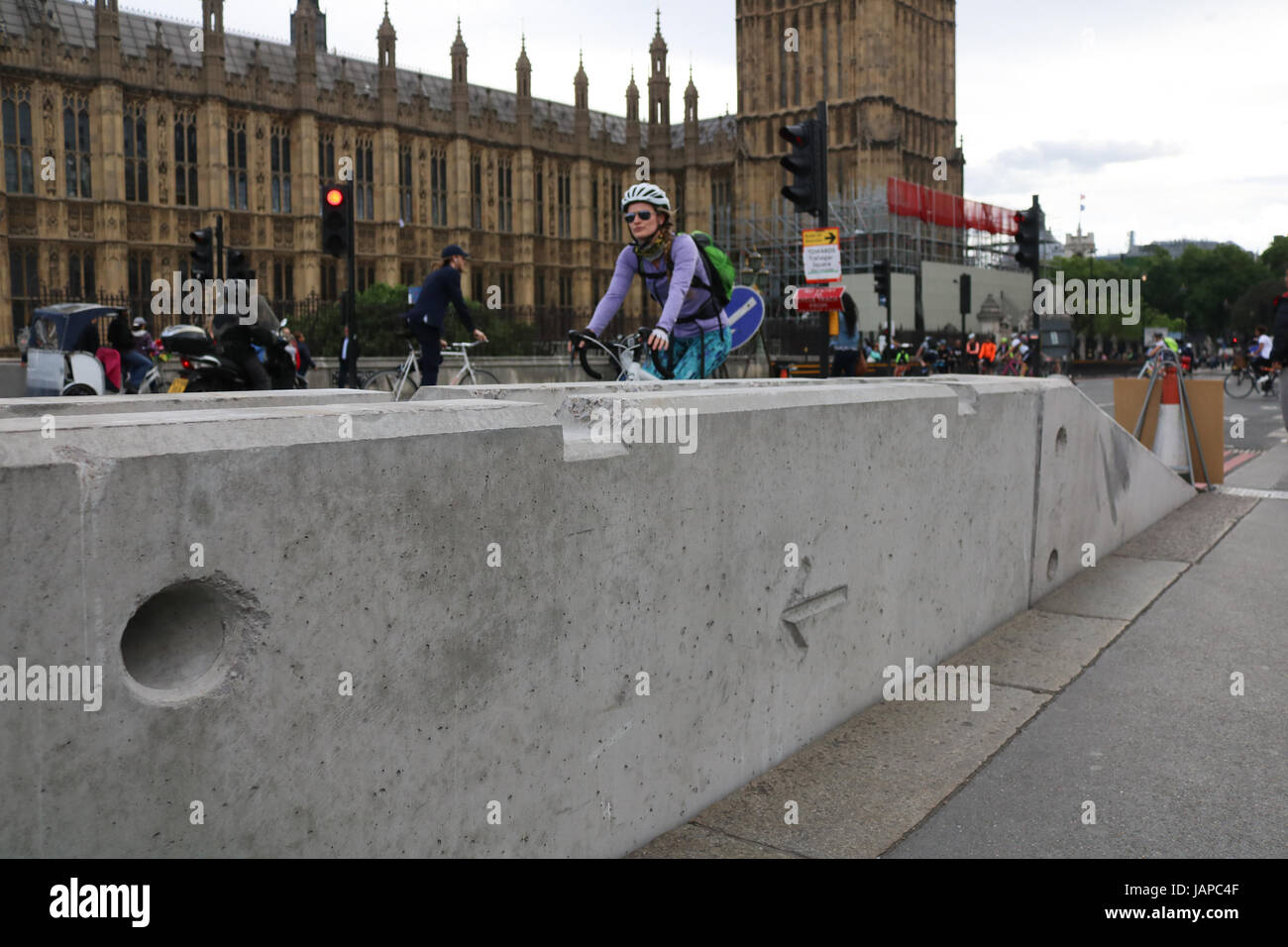 London, UK. 7. Juni 2017. Touristen posieren für Fotos hinter der neu installierten Stahl Barrieren auf Westminster Bridge auf Terroranschläge Credit: Amer Ghazzal/Alamy Live-Nachrichten Stockfoto