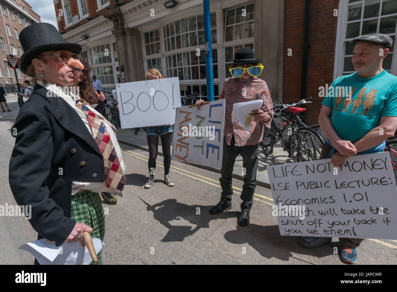 London, UK. 7. Juni 2017. Leben nicht Geld an der LSE Straße Theater Protest Unterstützung der London School of Economics-Reiniger, die eine Reihe von wöchentlichen Streiks für die Gleichstellung genommen haben. Die LSE und Arbeitgeber Noonan behandeln sie als Bürger zweiter Klasse, weigert, ihre Gewerkschaft United Stimmen der Welt anzuerkennen und Ihnen Niedriglöhne und grob schlechteren Bedingungen, direkt Beschäftigten. Mit laute Vuvuzela bläst besprüht zwei eine Kreide-Parolen auf der Straße während andere singen "London Schule abwechselnd der Ausbeutung". Bildnachweis: ZUMA Press, Inc./Alamy Live-Nachrichten Stockfoto