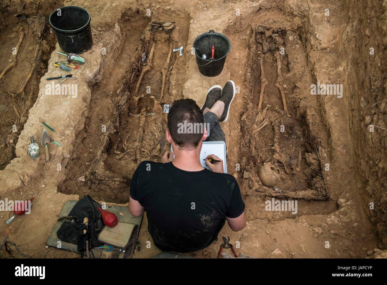 Guadalajara, Spanien. 30. Mai 2017. Laurence OmdU ist verantwortlich für die forensische Team. Sie arbeiten alle ehrenamtlich. Im Bild zieht er die Position der Skelette in den einzelnen Gräbern, in denen Timoteo Mendieta gefunden werden konnte. Timoteo Mendieta Alcala erfolgte gegen Guadalajara die Friedhofsmauer am 16. November 1939, eines eine geschätzte 822 Hinrichtungen auf dem Friedhof von 1939 bis 1944 durchgeführt. Der Vater von sieben war der lokale Führer der sozialistischen UGT-Union in das Dorf Sacedon, wo er als Metzger gearbeitet hatte. Während der Franco-Ära trauen seine Familie zu ha fragte nicht Stockfoto