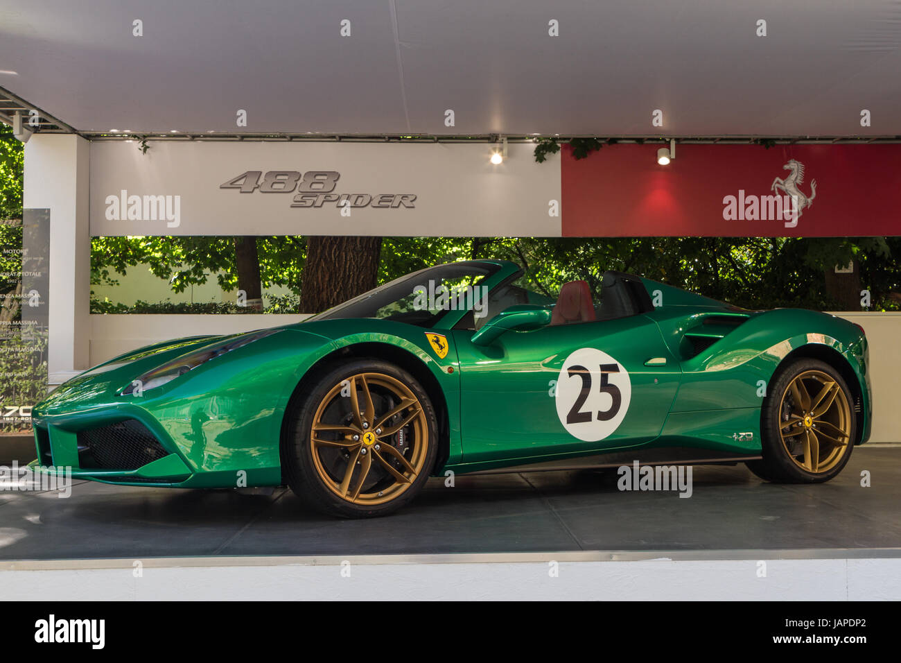 Turin, Italien, 7. Juni 2017. Eine grüne Ferrari 488 Spider. Dritte Auflage des Parco Valentino Auto Showcars Gastgeber von vielen Automobilherstellern und Auto-Designer Valentino Park in Turin, Italien. Stockfoto