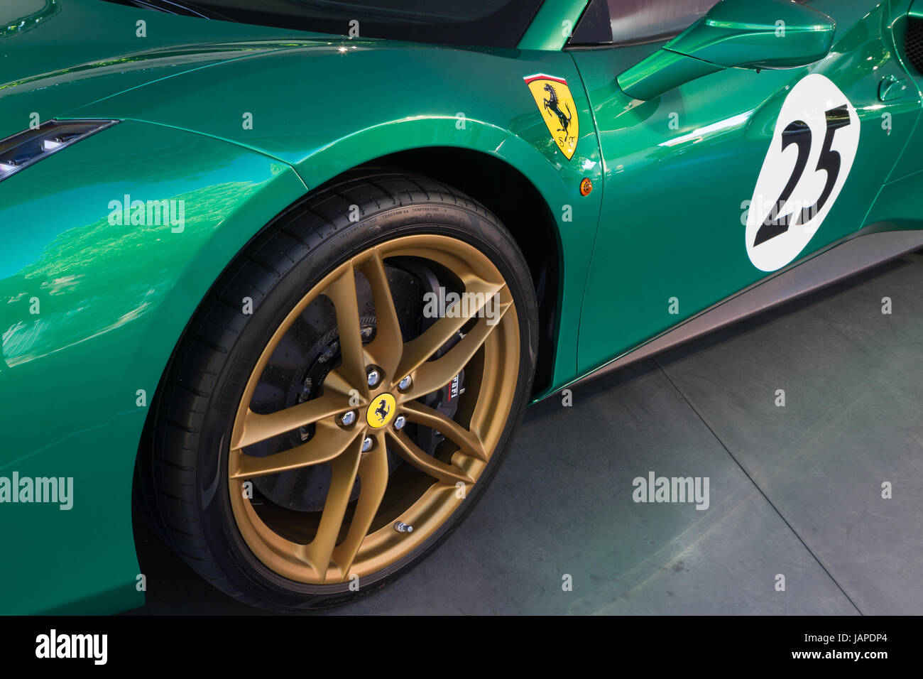 Turin, Italien, 7. Juni 2017. Rad-Detail von einem grünen Ferrari 488 Spider. Dritte Auflage des Parco Valentino Auto Showcars Gastgeber von vielen Automobilherstellern und Auto-Designer Valentino Park in Turin, Italien. Stockfoto