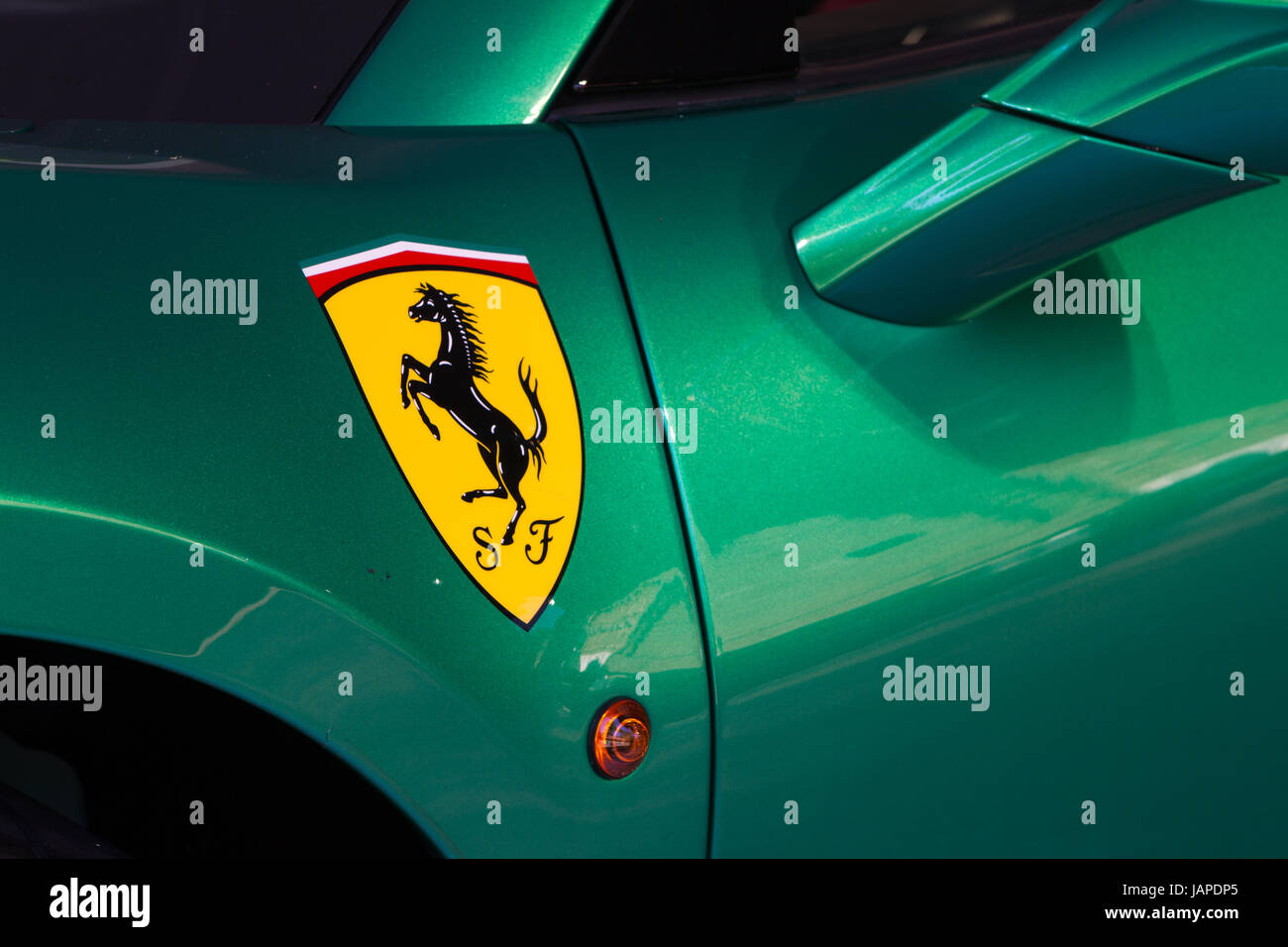 Turin, Italien, 7. Juni 2017. Ferrari Logo auf einem grünen Ferrari 488 Spider. Dritte Auflage des Parco Valentino Auto Showcars Gastgeber von vielen Automobilherstellern und Auto-Designer Valentino Park in Turin, Italien. Stockfoto