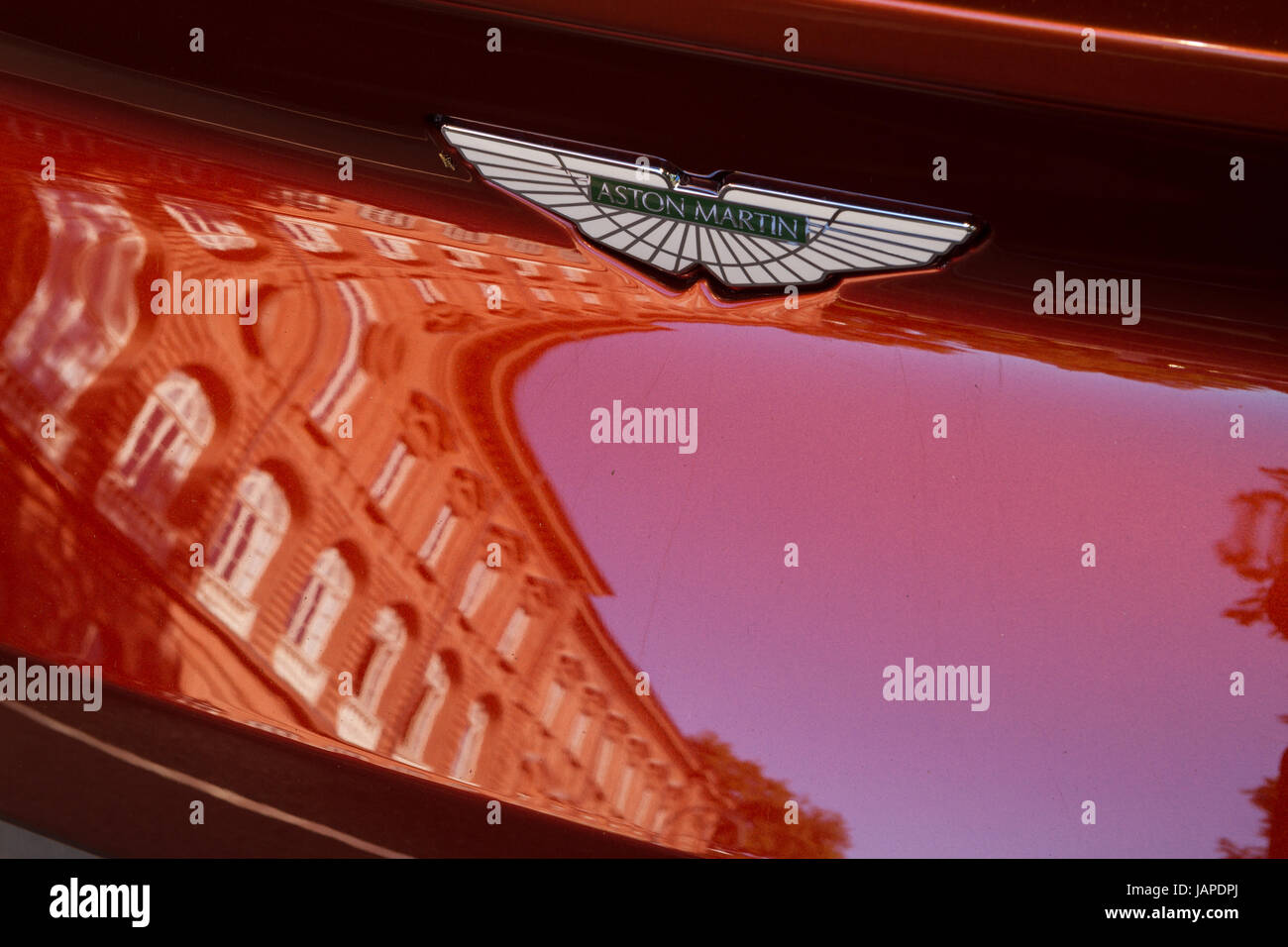 Turin, Italien, 7. Juni 2017. Logo auf Aston Martin DB11. Dritte Auflage des Parco Valentino Auto Showcars Gastgeber von vielen Automobilherstellern und Auto-Designer Valentino Park in Turin, Italien. Stockfoto