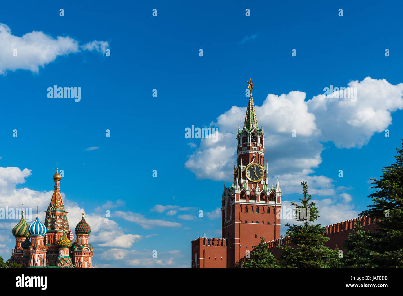 Russische Wetter, Moskau. Mittwoch, 7. Juni 2017. Nach einer Sequenz von kalt, regnerisch und sogar verschneiten Tagen, sonnigen und warmen Tag heute in Moskau. Die Temperatur wird über +20C (68F). Der Flieder ist Blütezeit mindestens zwei Wochen Ende dieses Jahres wegen kalten Frühling. Rotes Quadrat, Spassky (Retter) Turm und Basilius Kathedrale unter dem blauen Himmel und Sonnenstrahlen. Einige ungewöhnliche Besucher des Roten Platzes begrüßt auch die Wärme des Sommers. Bildnachweis: Alex Bilder/Alamy Live-Nachrichten Stockfoto