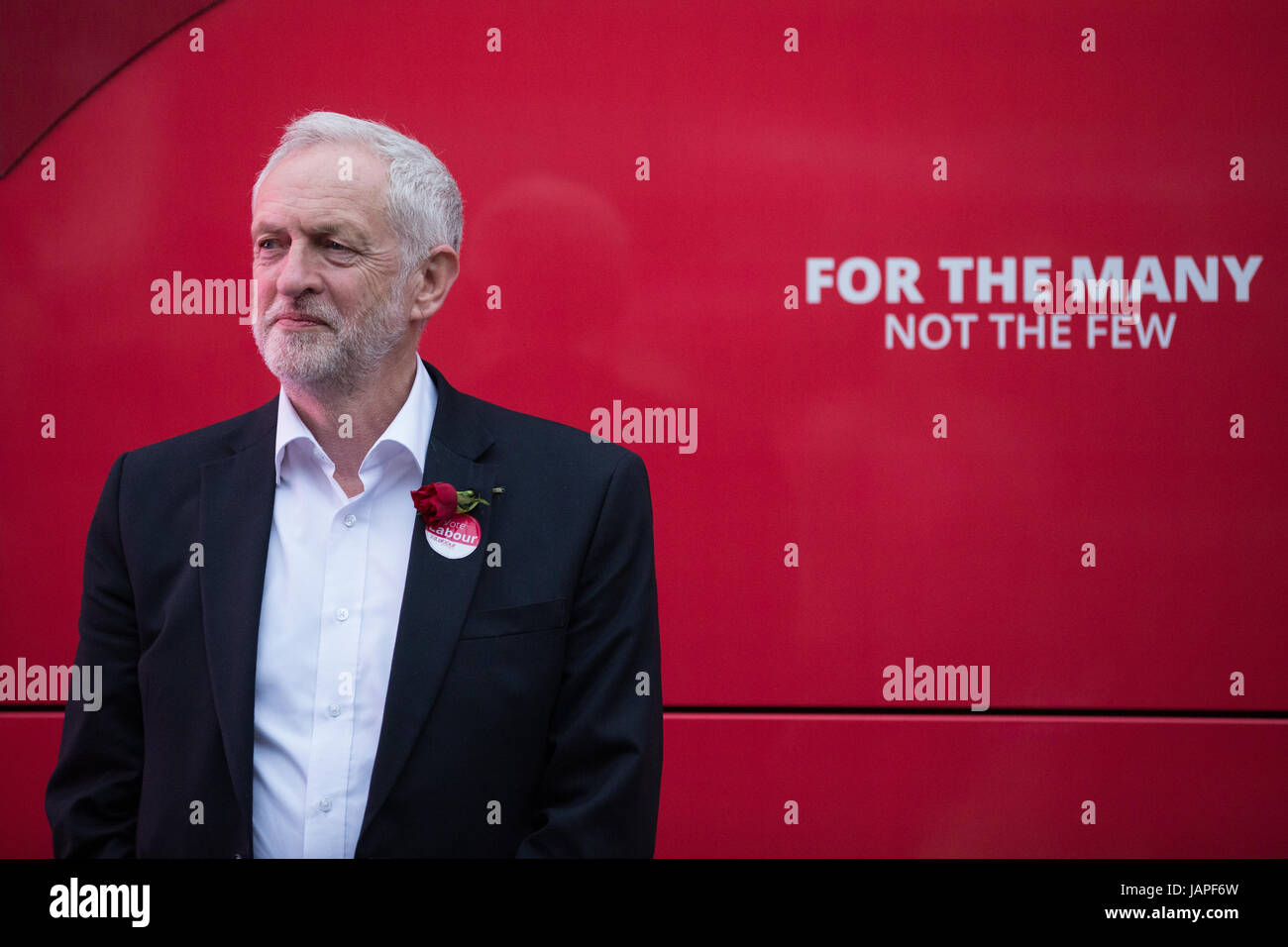 London, UK. 7. Juni 2017. Jeremy Corbyn, Führer der Labour Party, Kampagnen zur Unterstützung der Kandidaten Navin Shah in Harrow East am Abschlussabend der Wahlkampf für die Parlamentswahlen. Bildnachweis: Mark Kerrison/Alamy Live-Nachrichten Stockfoto