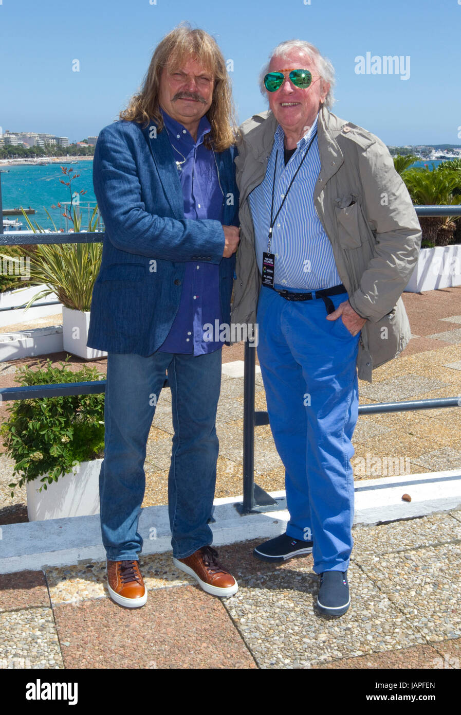 Cannes, Frankreich - 7. Juni 2017: Man Doki Soulmates Konzert Tour auf der MIDEM, Leslie Mandoki (links) und Klaus Doldinger geehrt | weltweite Nutzung Stockfoto