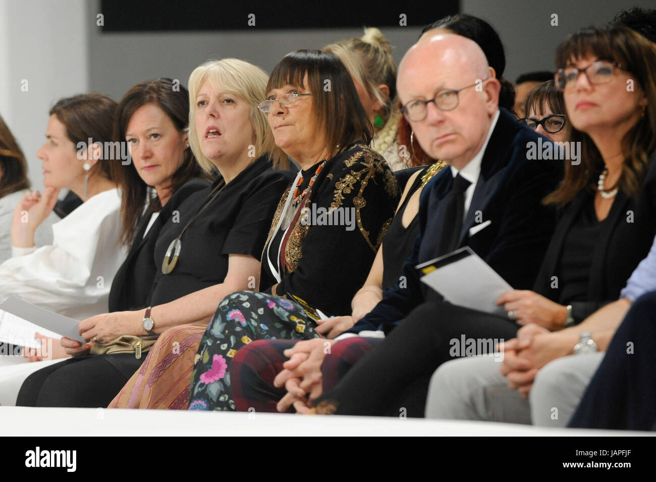 London, UK. 7. Juni 2017. (C) Hilary Alexander Uhren der Gala Award Show statt am letzten Tag des Graduate Fashion Week an der Old Truman Brewery in East London.  Die Veranstaltung präsentiert die Graduierung auftauchen und kommenden Modedesigner aus britischen und internationalen Universitäten. Bildnachweis: Stephen Chung / Alamy Live News Stockfoto