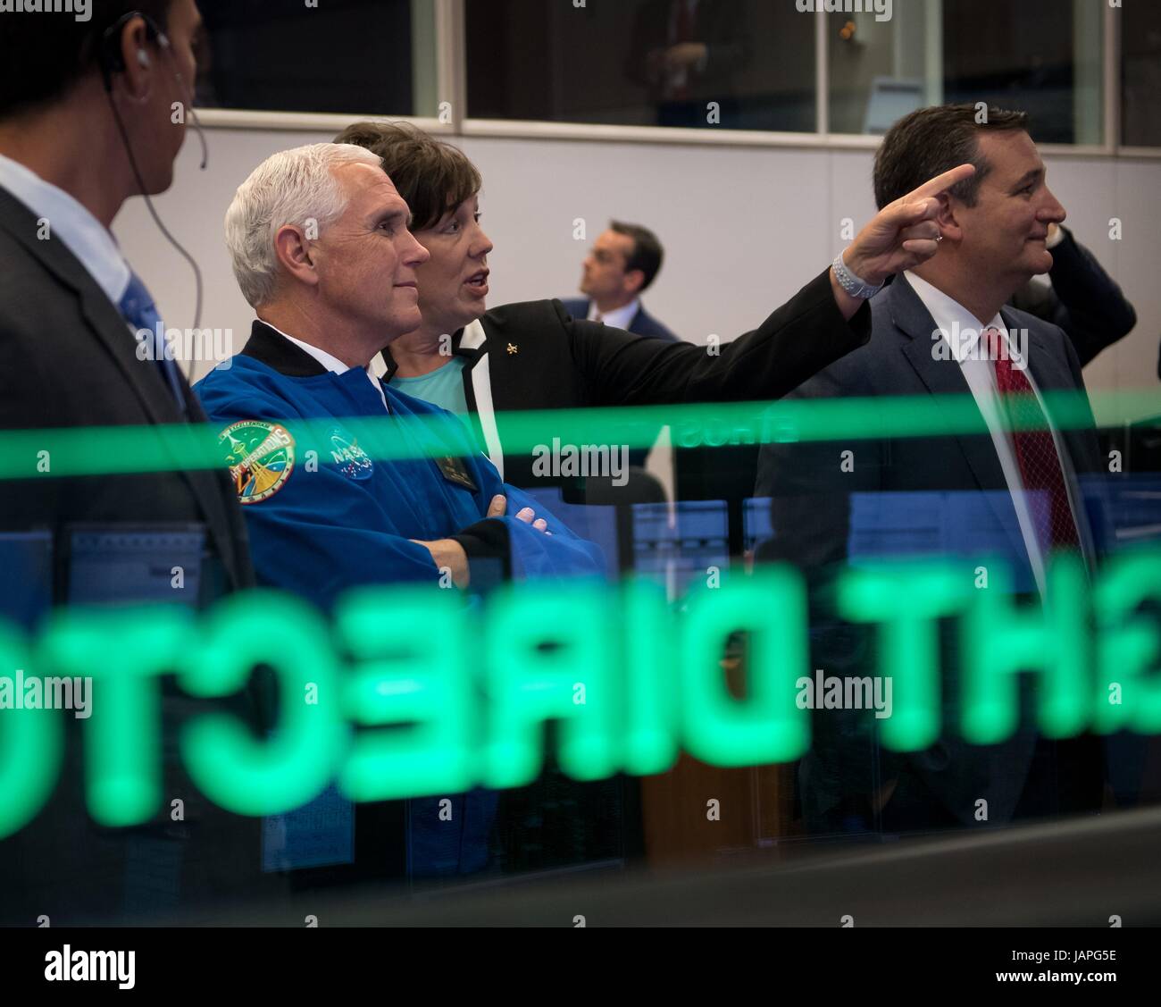 Houston, Vereinigte Staaten von Amerika. 7. Juni 2017. US-Vizepräsident Mike Pence hört NASA Deputy Chief Flight Director Holly Ridings, rechts, und NASA Flight Director Rick Henfling, links, bei einem Rundgang durch das Christopher C. Kraft Jr. Mission Control Center nach einer Zeremonie, die Einführung von 12 neuer NASA-Astronaut-Kandidaten am Johnson Space Center 7. Juni 2017 in Houston, Texas. Pence feierte seinen 58. Geburtstag am Sitz der bemannten Raumfahrt-Programm und sprach von seiner Liebe für die Weltraumforschung. Bildnachweis: Planetpix/Alamy Live-Nachrichten Stockfoto