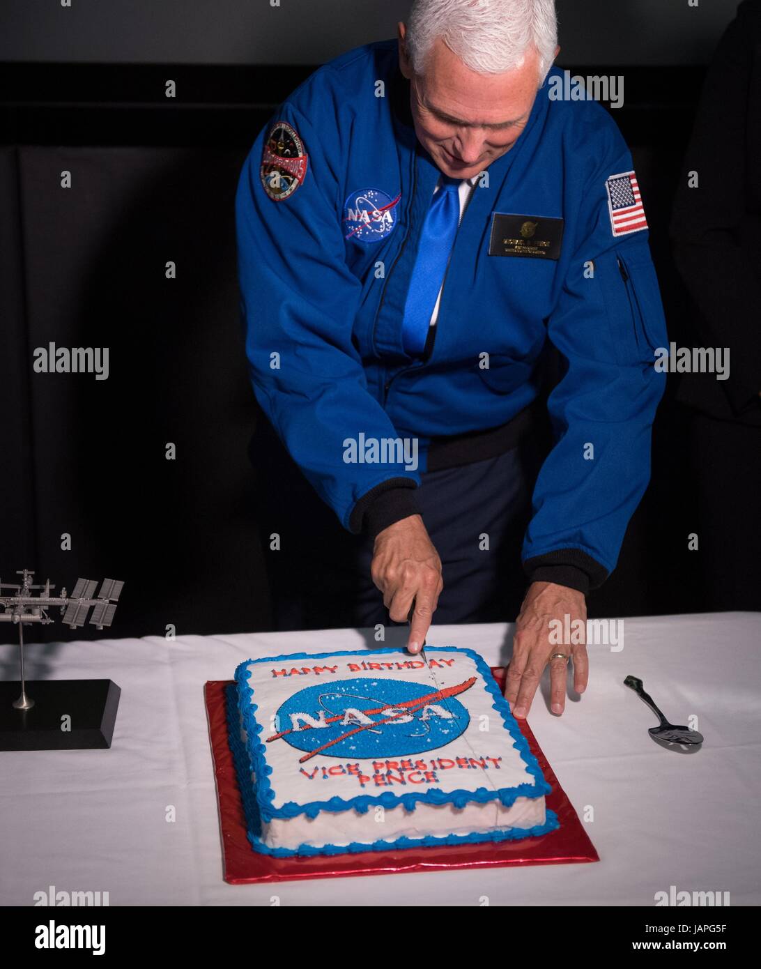 Houston, Vereinigte Staaten von Amerika. 7. Juni 2017. US-Vizepräsident Mike Pence schneidet einen Kuchen präsentiert ihm an seinem 58. Geburtstag während einer Tour durch folgende Christopher C. Kraft Jr. Mission Control Center eine Zeremonie, die Einführung von 12 neuer NASA-Astronaut-Kandidaten am Johnson Space Center 7. Juni 2017 in Houston, Texas. Pence feierte seinen Geburtstag am Sitz der bemannten Raumfahrt-Programm und sprach von seiner Liebe für die Weltraumforschung. Bildnachweis: Planetpix/Alamy Live-Nachrichten Stockfoto