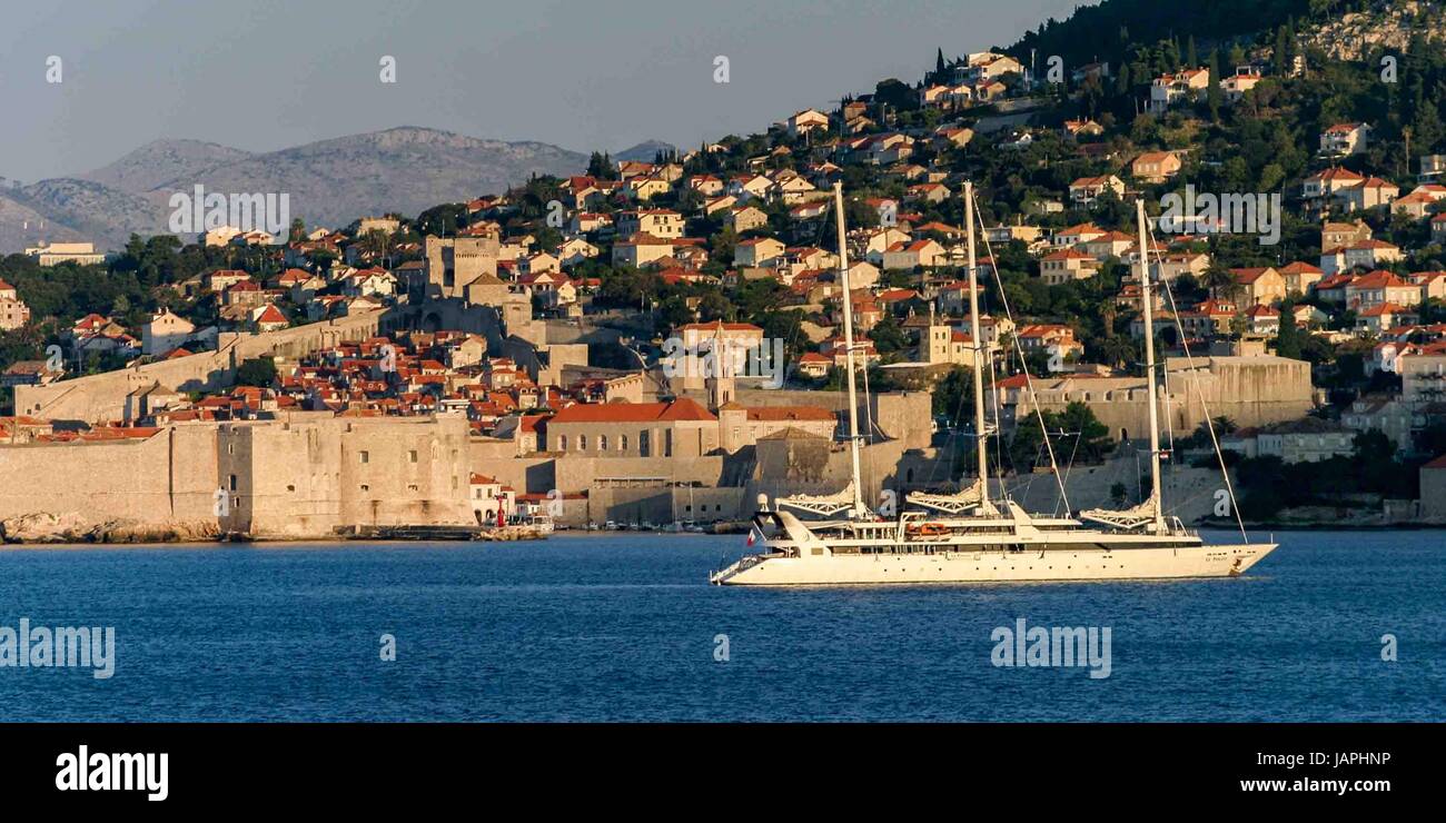 5. Oktober 2004 - Dubrovnik, Dubrovnik-Neretva County, Kroatien - vor Anker außerhalb der historischen Altstadt von Dubrovnik mit seinen massiven mittelalterlichen Steinmauern, ist die 3-Mast Yacht des französischen Luxus-Kreuzfahrt-Reederei Le Ponant. Im Süden Kroatiens an der Adria ist Dubrovnik ein UNESCO-Weltkulturerbe und ein Top-Reiseziel. Bildnachweis: Arnold Drapkin/ZUMA Draht/Alamy Live-Nachrichten Stockfoto