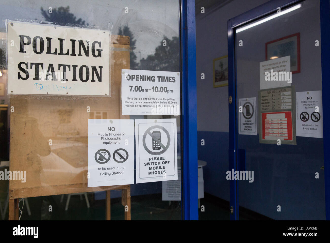 Oxford, UK 8. Juni 2017.A Waschsalon in Headington Oxford Verwendung als Polling-Stationen für die Parlamentswahlen 2017 in der UK © Pete Lusabia/Alamy neue Live Stockfoto