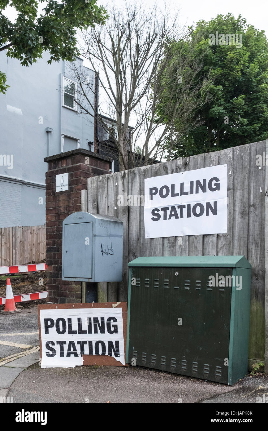 Haringey, London, UK. 8. Juni 2017. Zeichen vor einem Wahllokal in North London Borough of Haringey, London, UK Credit: Thomas Carver/Alamy Live News Stockfoto