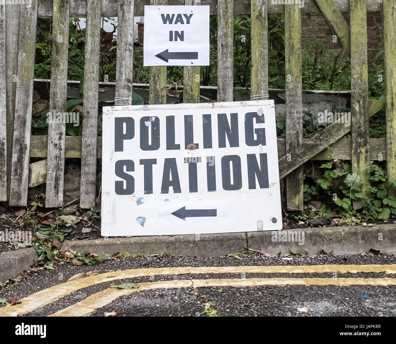 Haringey, London, UK. 8. Juni 2017. Zeichen vor einem Wahllokal in North London Borough of Haringey, London, UK Credit: Thomas Carver/Alamy Live News Stockfoto