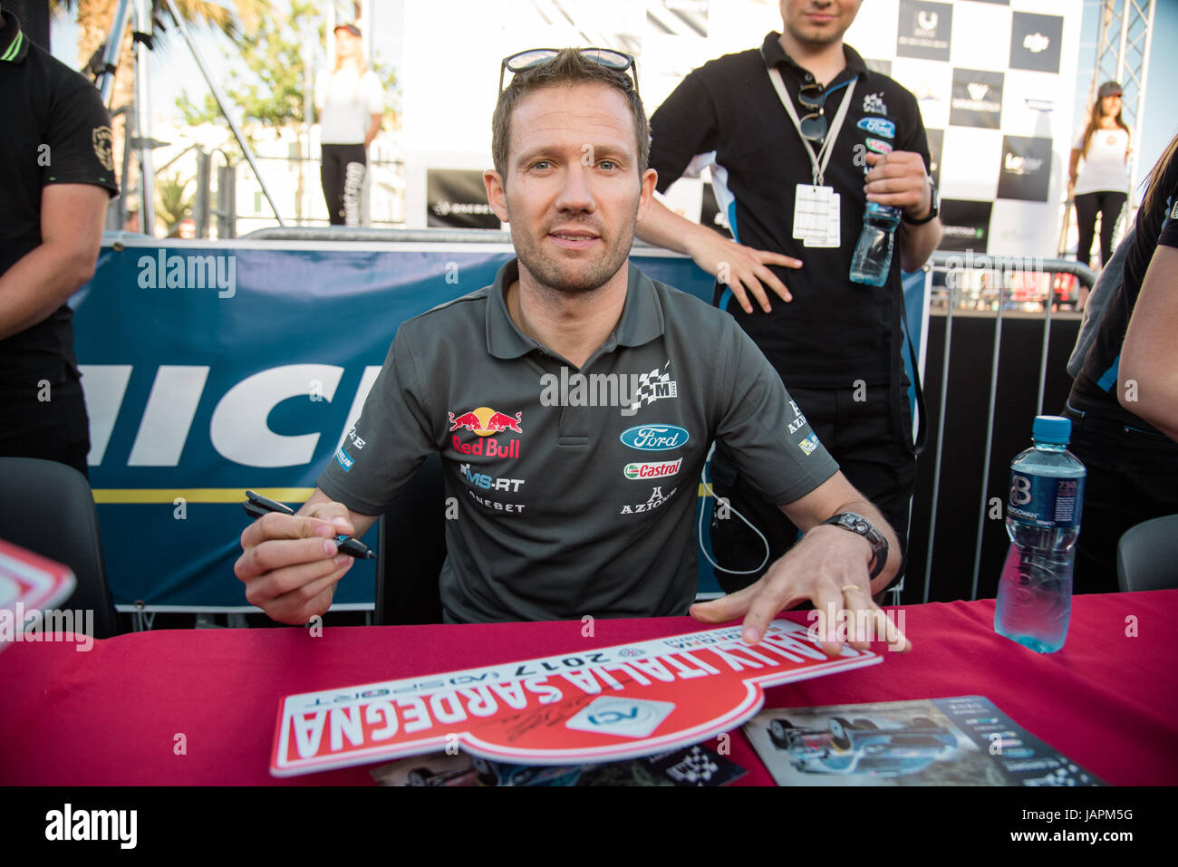 Alghero, Italien, 7. Juni 2017. Rally d ' Italia Sardegna 2017, 7. Etappe der Rallye-Weltmeisterschaft.  WRC World Champion 2016 Sebastien Ogier von Frankreich unterzeichnet ein Autogramm. Bildnachweis: Giacomo Altamira/Alamy Live News Bildnachweis: Giacomo Altamira/Alamy Live-Nachrichten Stockfoto