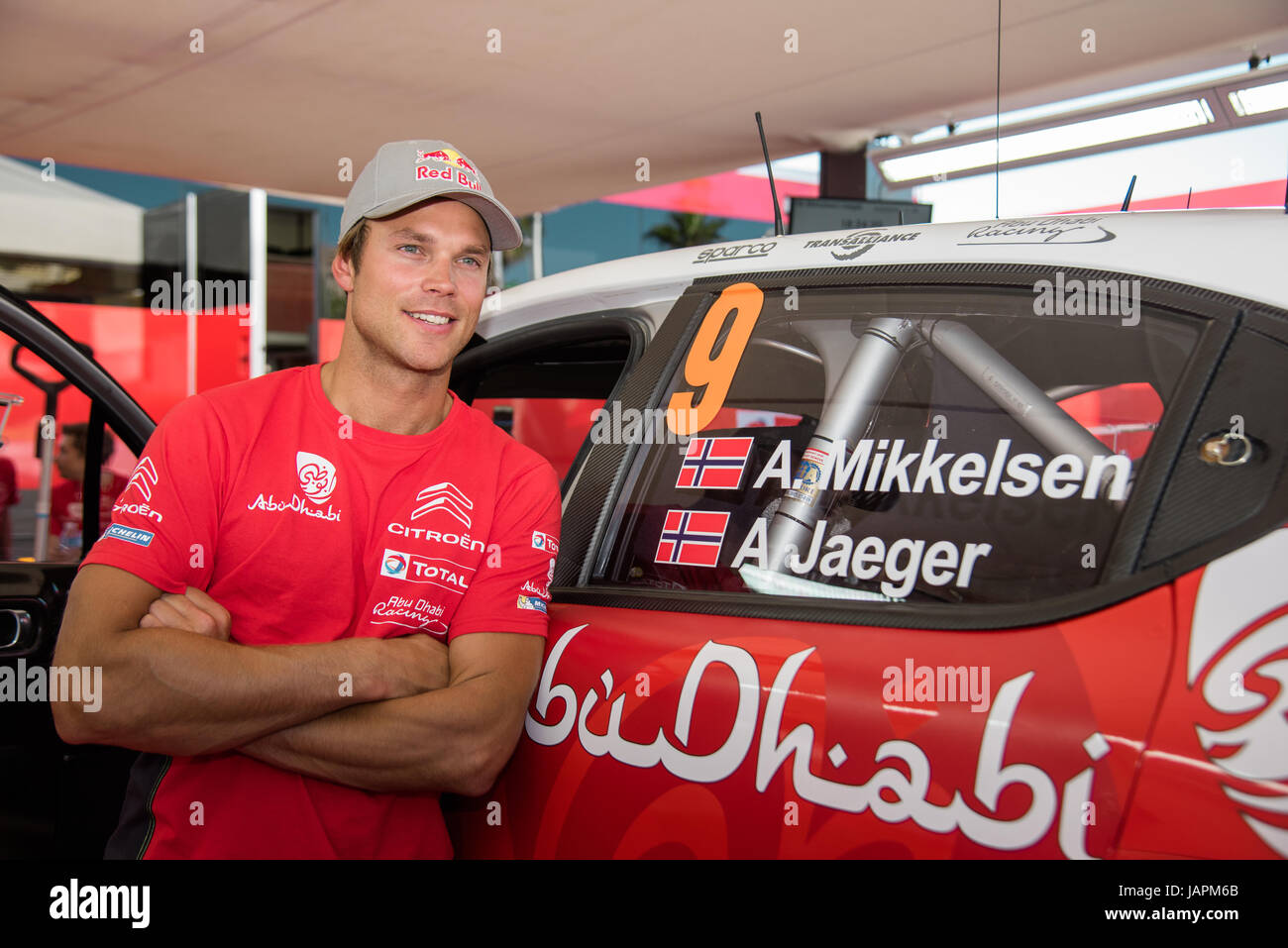 Alghero, Italien, 7. Juni 2017. Rally d ' Italia Sardegna 2017, 7. Etappe der Rallye-Weltmeisterschaft. Fahrer Andreas Mikkelsen (NOR) posiert für ein Foto mit seinem neuen Auto Citroen C3 WRC. Bildnachweis: Giacomo Altamira/Alamy Live News Bildnachweis: Giacomo Altamira/Alamy Live-Nachrichten Stockfoto