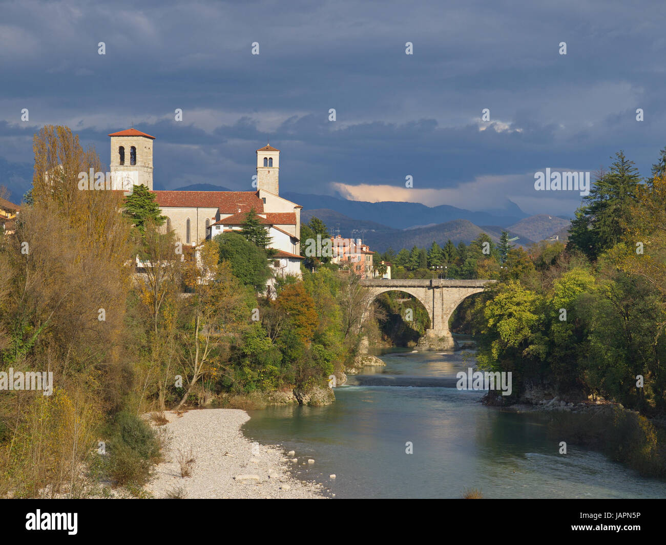 Cividale mit Devil's Bridge über den Natisone (Friaul / Italien) Stockfoto