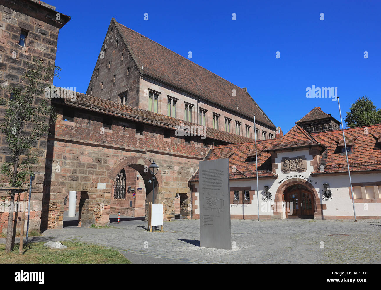Nürnberg, Tor Kartaeusertor und Altbau des Germanisches Nationalmuseum, Middle Franconia, Bayern, Deutschland Stockfoto