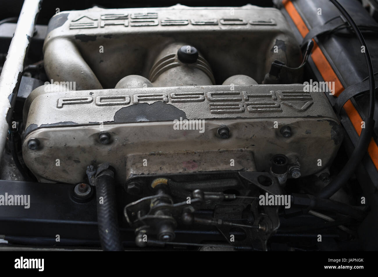 Porsche 32V Motor in einem 928 Stockfoto