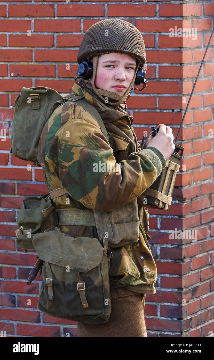 Eine Britische Fallschirmjäger mit Radio auf der pijk Zurück zu Toen' Event Stockfoto