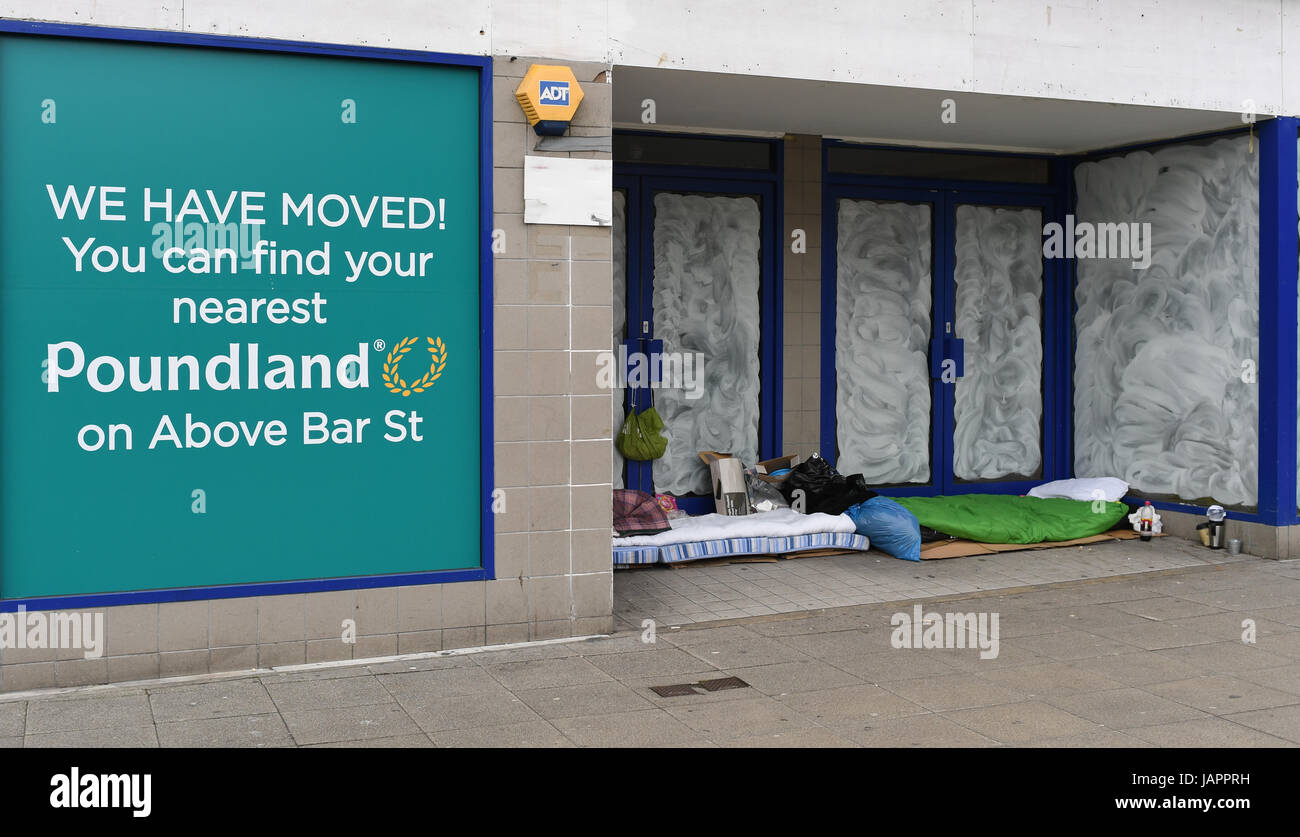 Obdachlose leben in die Haustür von einem vor kurzem geräumt Poundland im Stadtzentrum von Southampton Stockfoto