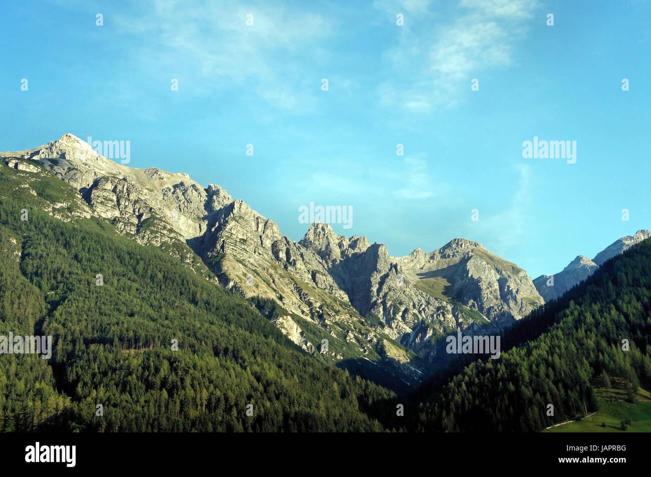 Berglandschaft Im Stubaital in Tirol, Oesterreich, Felsen Und Wälder, Blauer Himmel Berg Landschaft im Stubaital in Tirol, Österreich, Felsen und Wälder, blauer Himmel Stockfoto