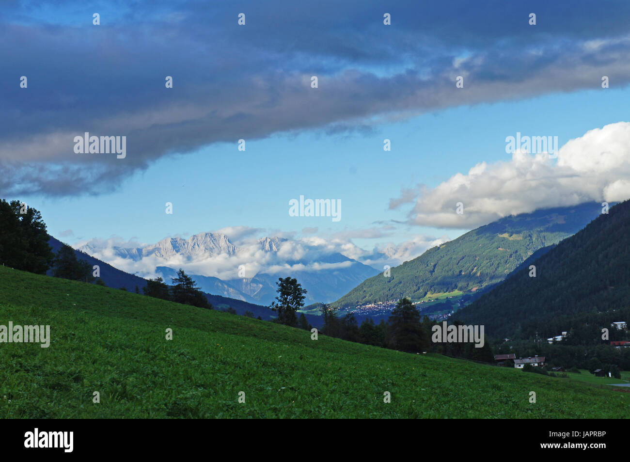 Blick in Das Stubaital in Tirol in Österreich, Im Hintergrund Das Karwendelgebirges Mit Dem Inntal, Blauer Himmel Mit Dunklen Und Weißen Wolken, Grüne Wiesen Einblick in das Stubaital in Tirol in Österreich, im Hintergrund das Karwendelgebirge mit dem Inntal, blauer Himmel mit dunklen und weißen Wolken, grüne Wiesen Stockfoto
