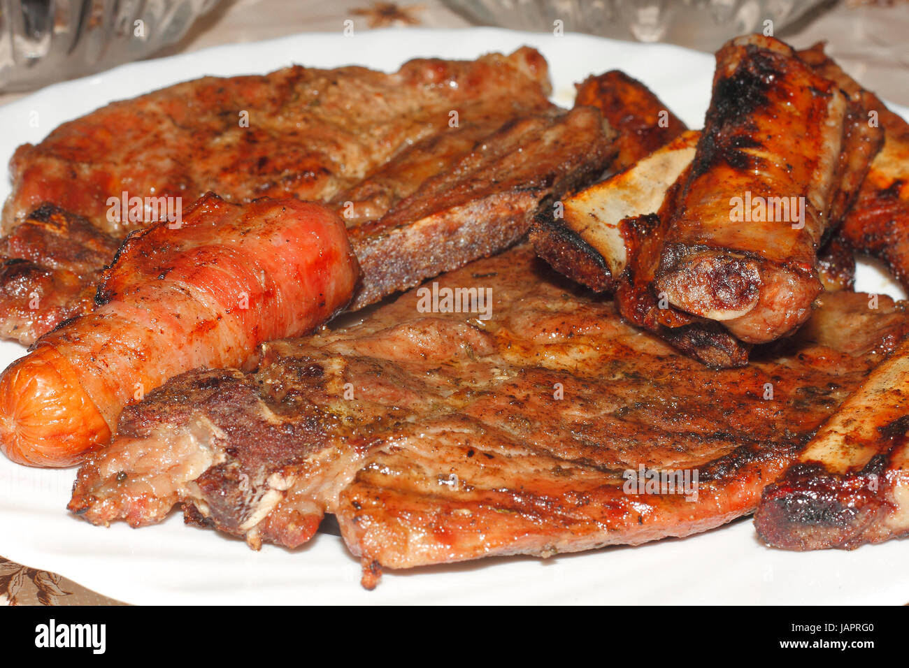 Verschiedene Sorten von Gegrilltem Fleisch Und Wurst Auf