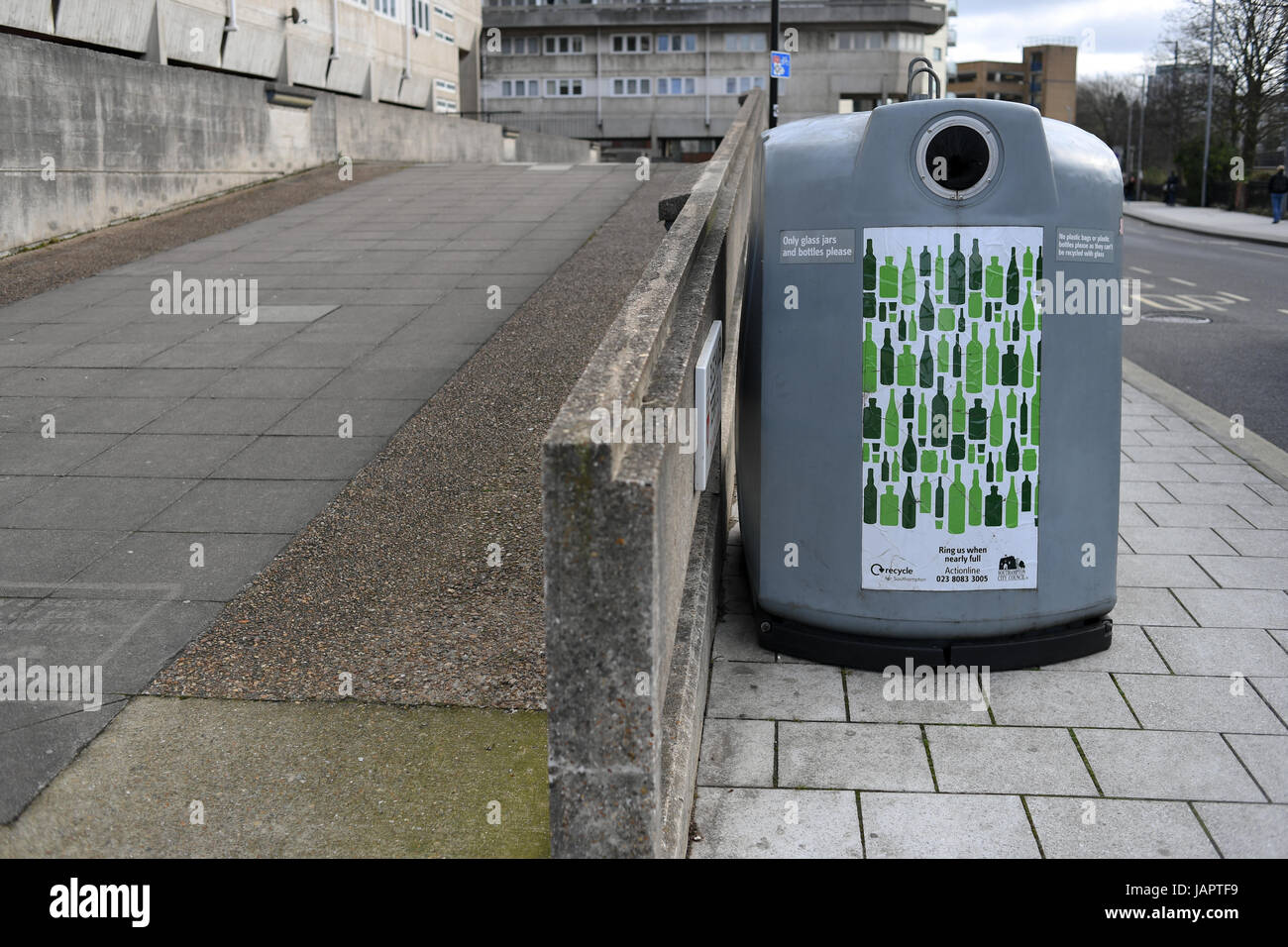 Glasflasche Recyclingbehälter befindet sich in Southampton Stockfoto