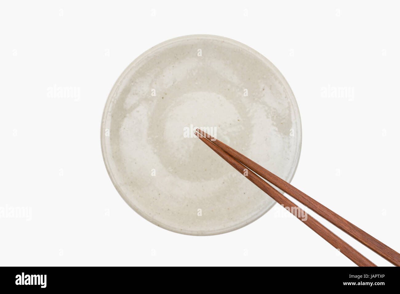 Traditionelle japanische hölzerne Essstäbchen auf weißen Keramikplatte Stockfoto