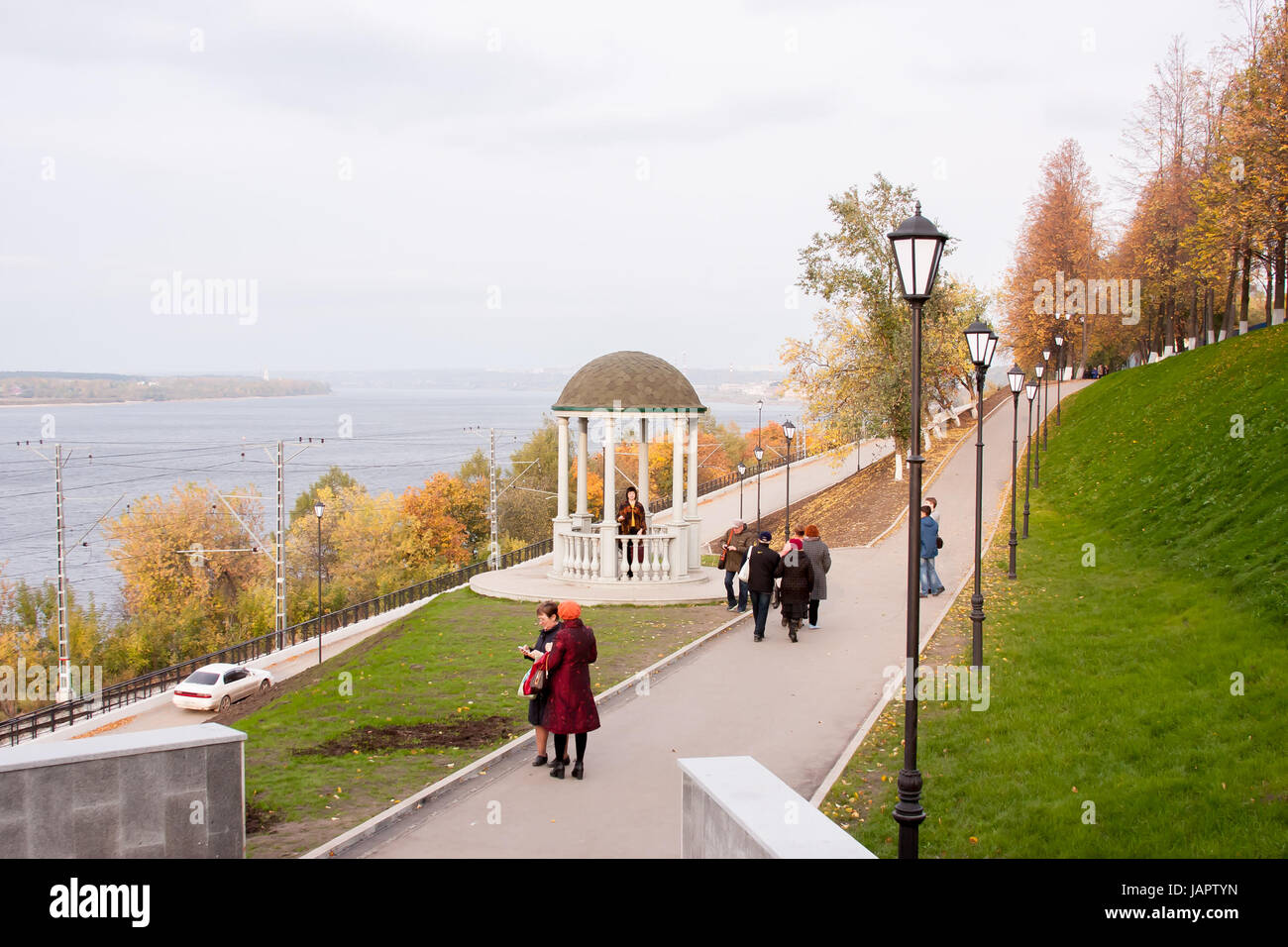 Perm, Russland - September 28.2016: Gasse am Ufer des Flusses Kama mit einer Rotunde Herbsttag Stockfoto