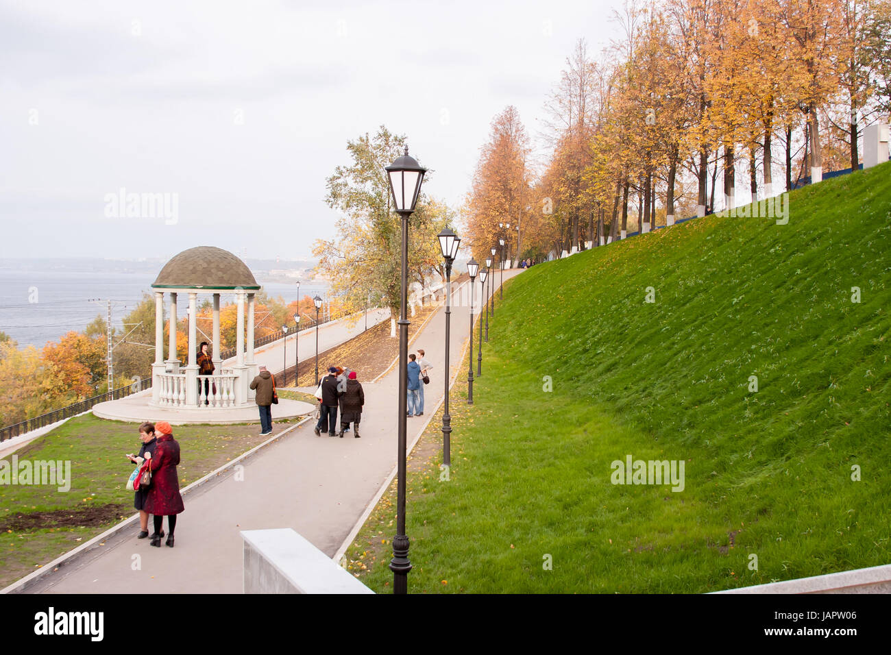 Perm, Russland - September 28.2016: Gasse am Ufer des Flusses Kama mit einer Rotunde Herbsttag Stockfoto