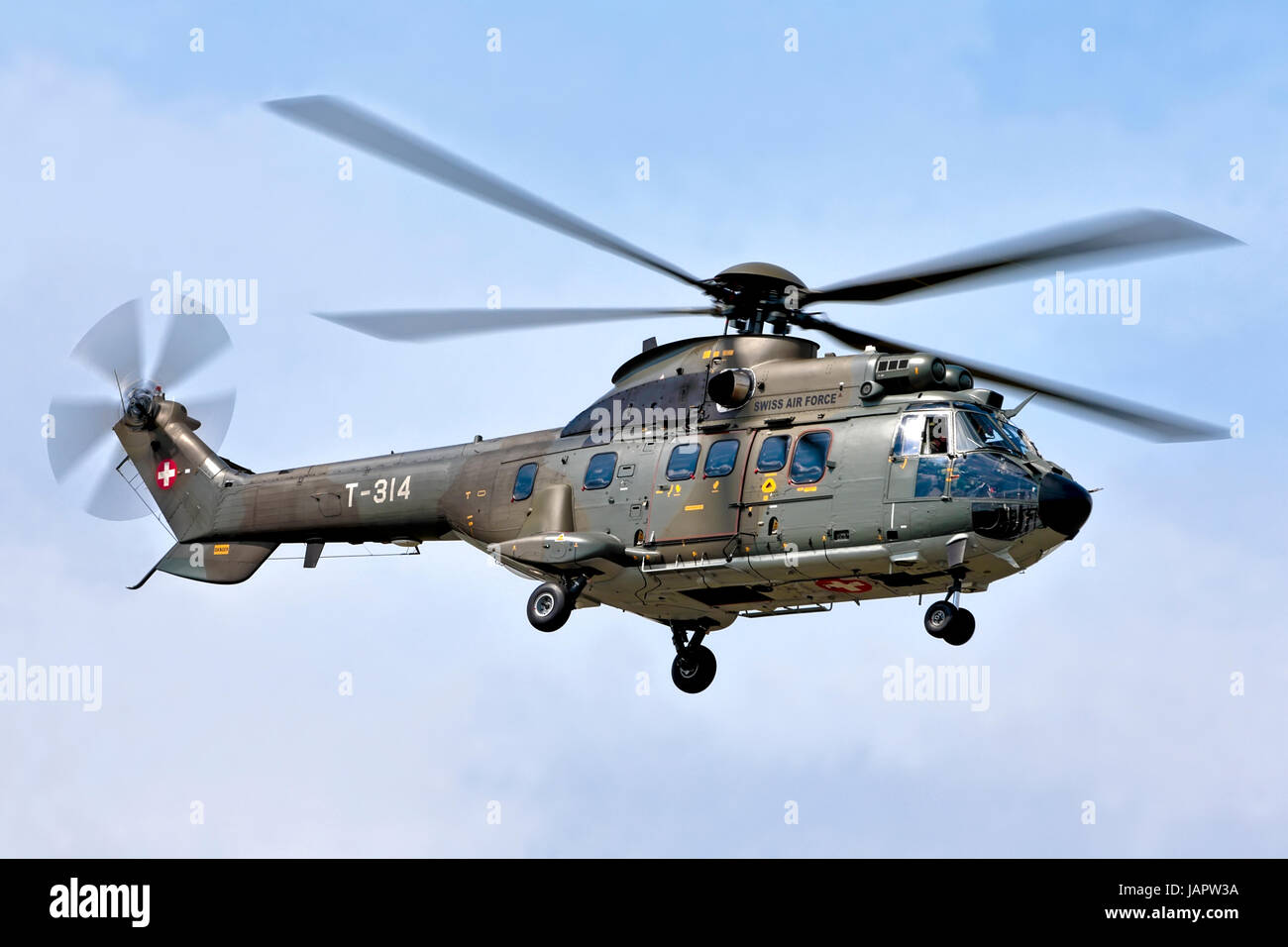 Eine Aerospatiale AS332M1 Super Puma, von Lufttransportstaffel 6, Schweizer Luftwaffe, Alpnach, beim Royal International Air Tattoo, RAF Fairford, Großbritannien. Stockfoto