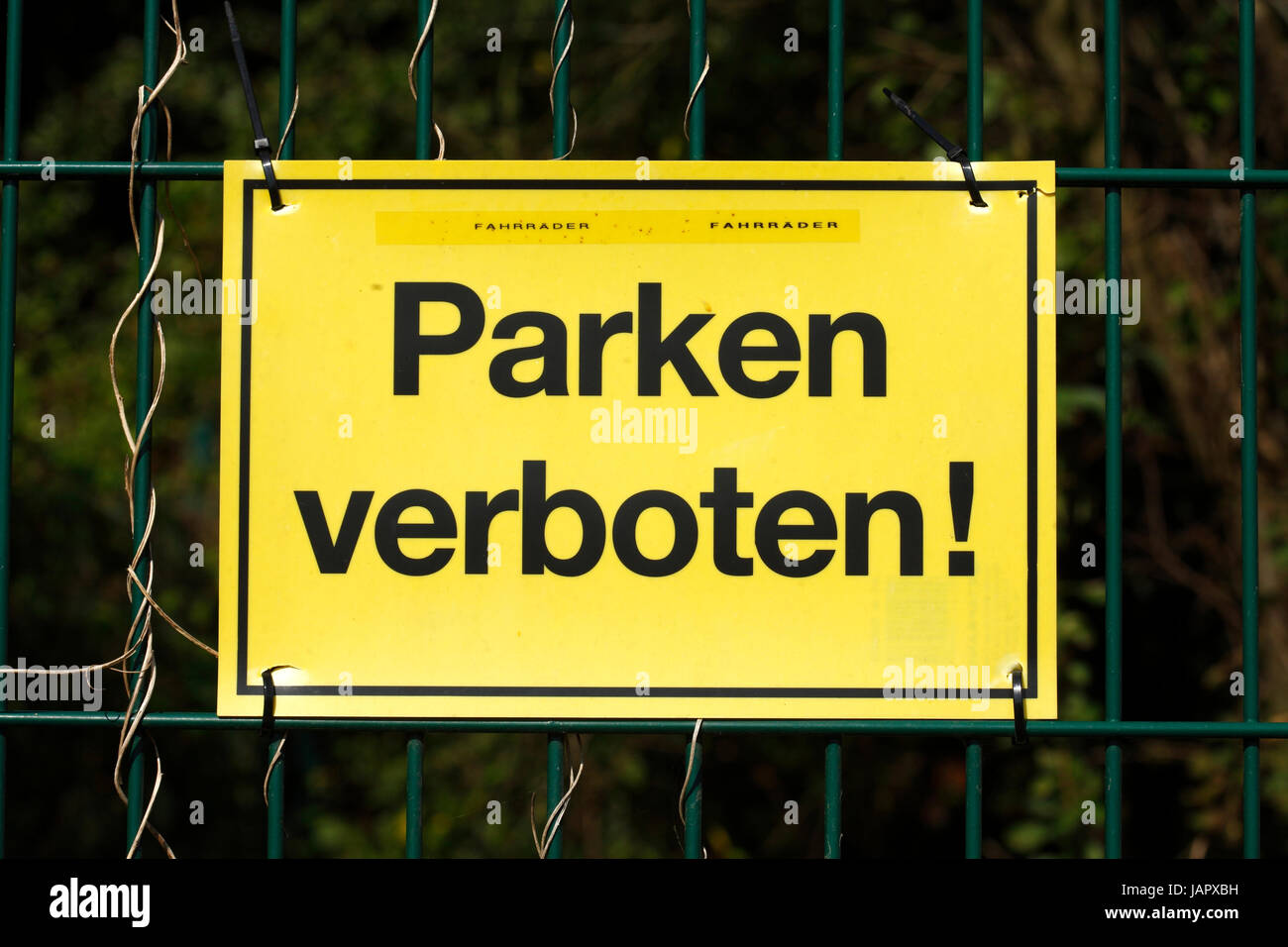 gelb melden keine Parkplätze auf einem Gartenzaun Stockfoto