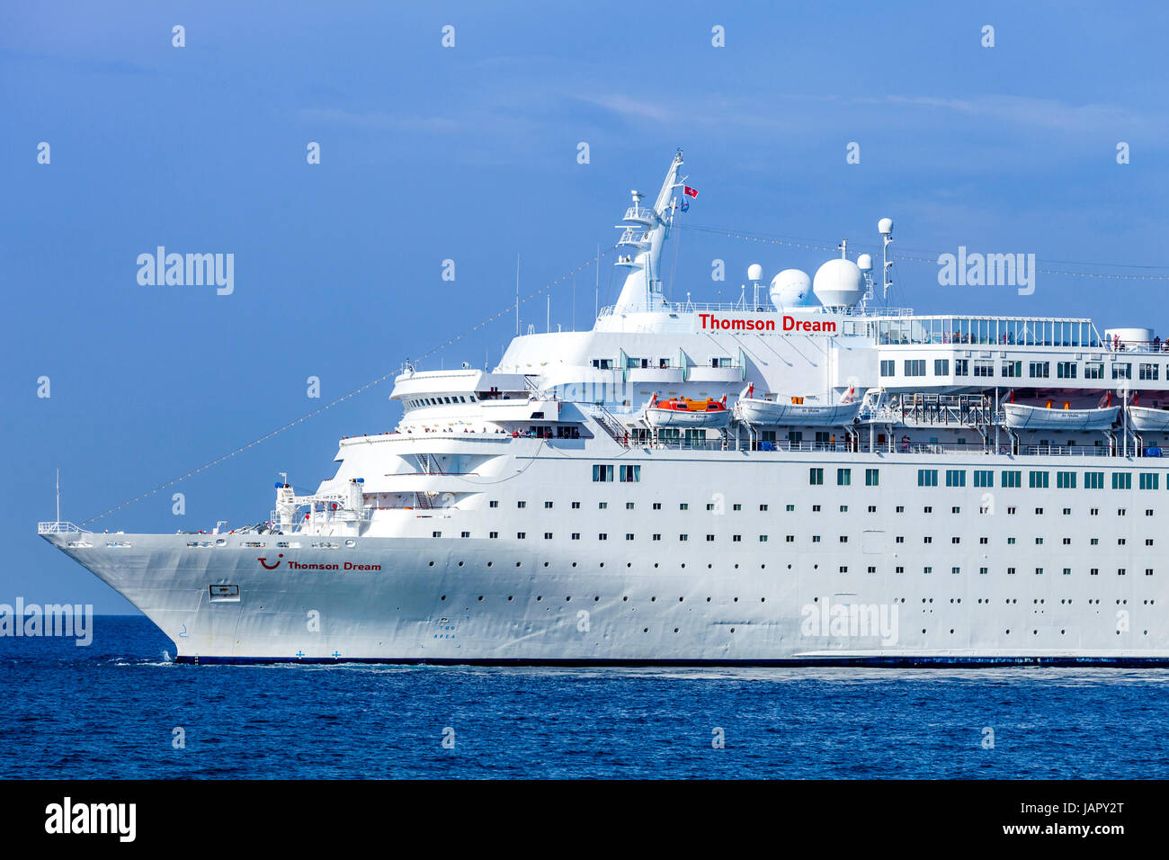 Das Thomson Dream Kreuzfahrtschiff Abfahrt Hafen von Rhodos, Rhodos, Griechenland Stockfoto