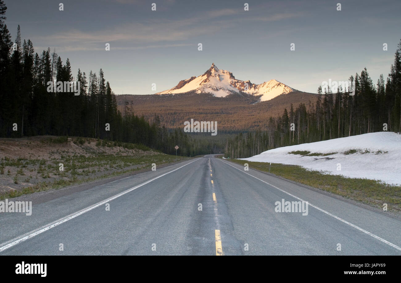 Autobahn und Forested Gegend um Mt. Thielsen nördlich von Crater Lake Stockfoto