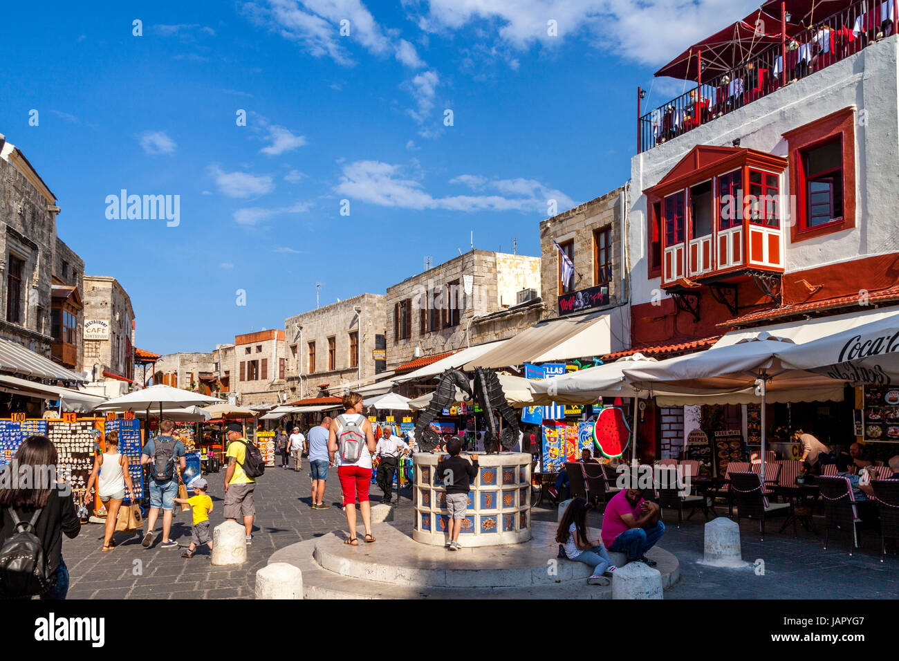 Touristen zu Fuß In der Altstadt von Rhodos, Rhodos, Griechenland Stockfoto