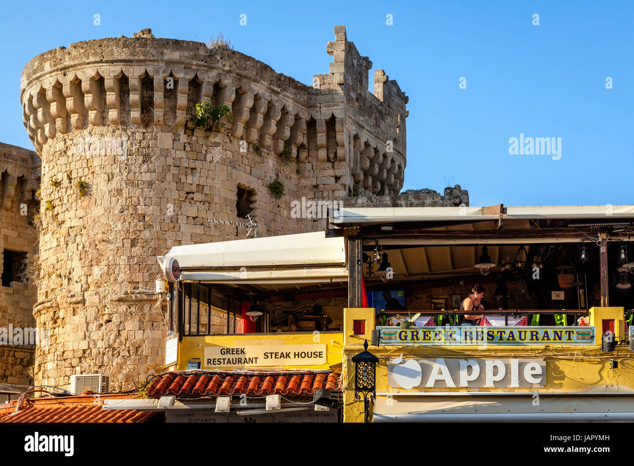 Restaurant auf der Dachterrasse, Ippokratous Square, Altstadt von Rhodos, Rhodos, Griechenland Stockfoto