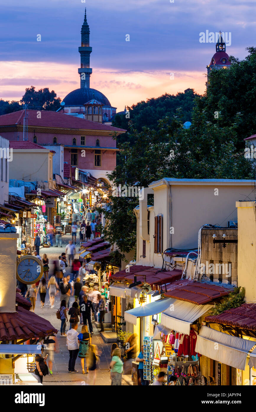 Eine belebte Straße In der Altstadt von Rhodos, Rhodos, Griechenland Stockfoto