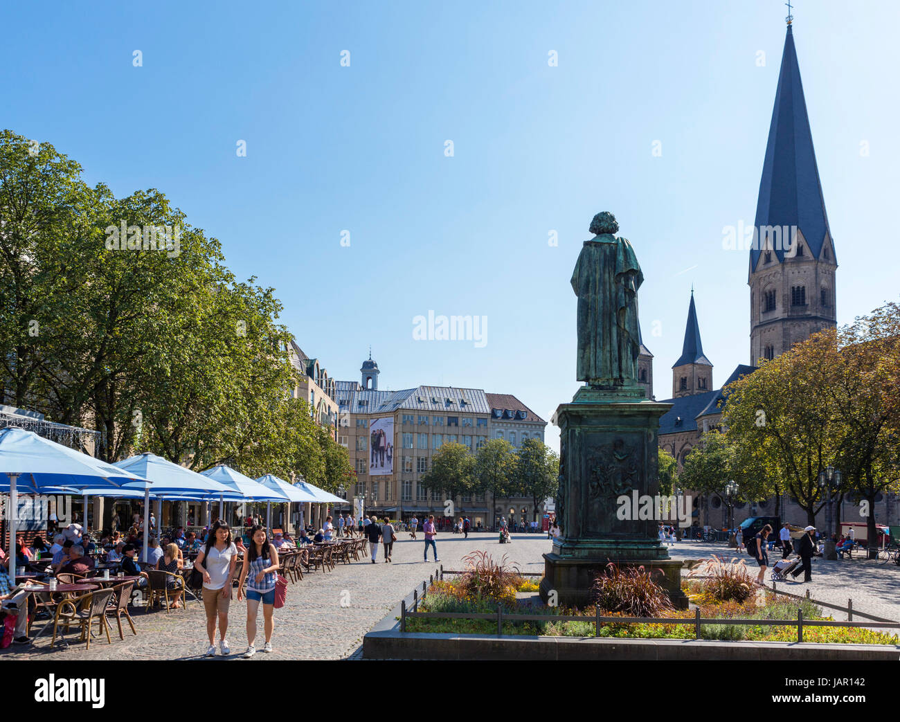 Bonn, Deutschland. Statue von Beethoven vor Bonn Minster (Bonner Münster) in der Stadtzentrum, Münsterplatz, Bonn, Deutschland Stockfoto