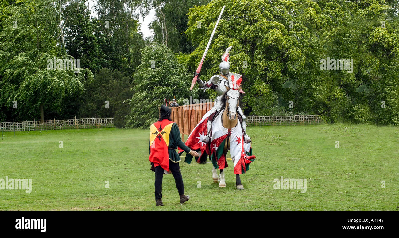 Blick auf eine mittelalterliche Ritter und Pferd in Rüstung und Kostüm bereit für Ritterturniere Stockfoto