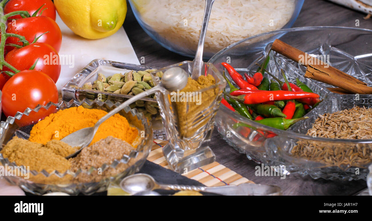 Nahaufnahme von Zutaten und indischen Gewürzen für Hähnchen Tikka masala Stockfoto