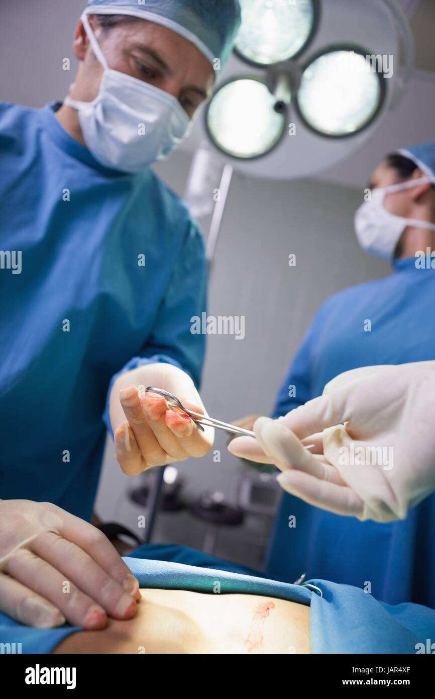 Chirurg Holding Chirurgische Scheren Stockfoto