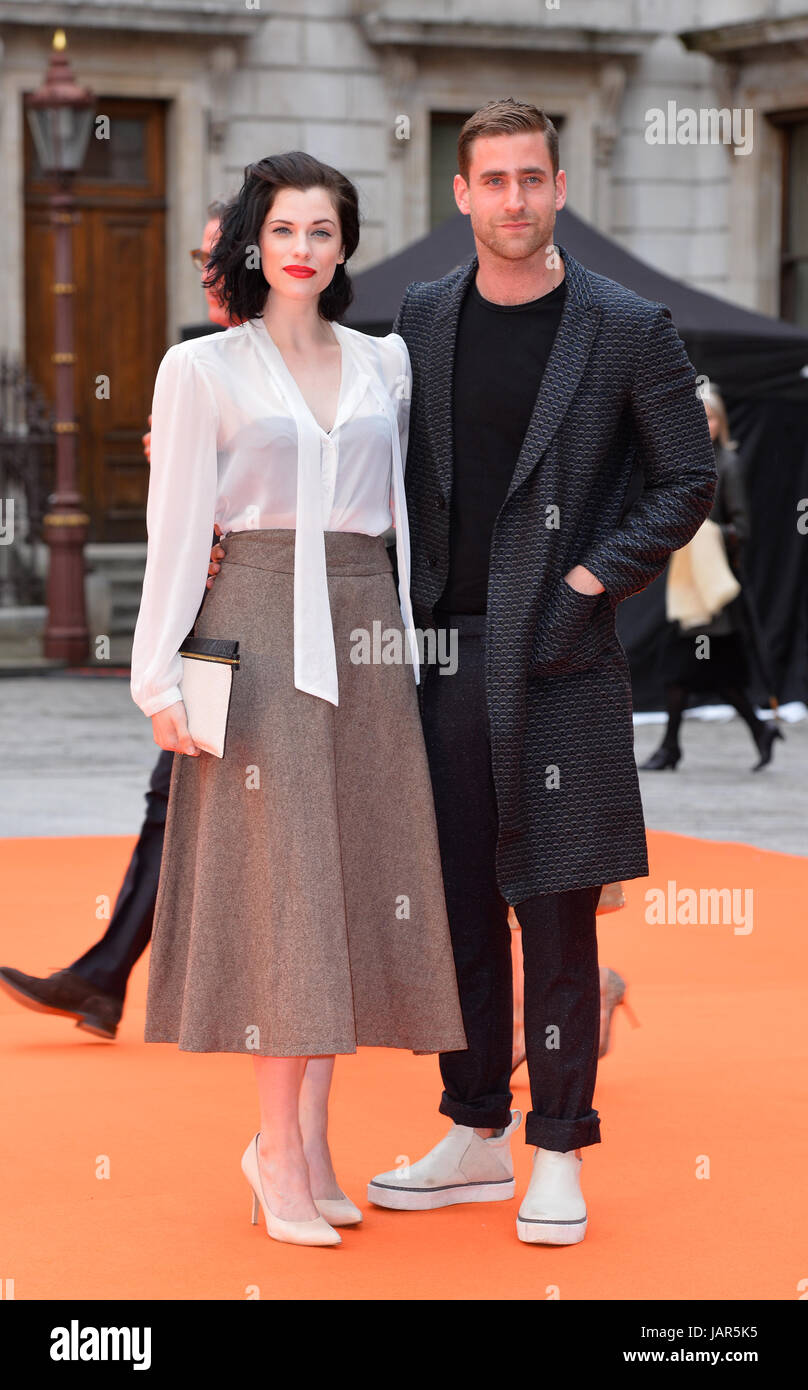 Jessica De Gouw und Oliver Jackson-Cohen Ankunft für Royal Academy of Arts Ausstellung Vorschau Sommerfest 2017 statt auf Burlington House in London. Stockfoto