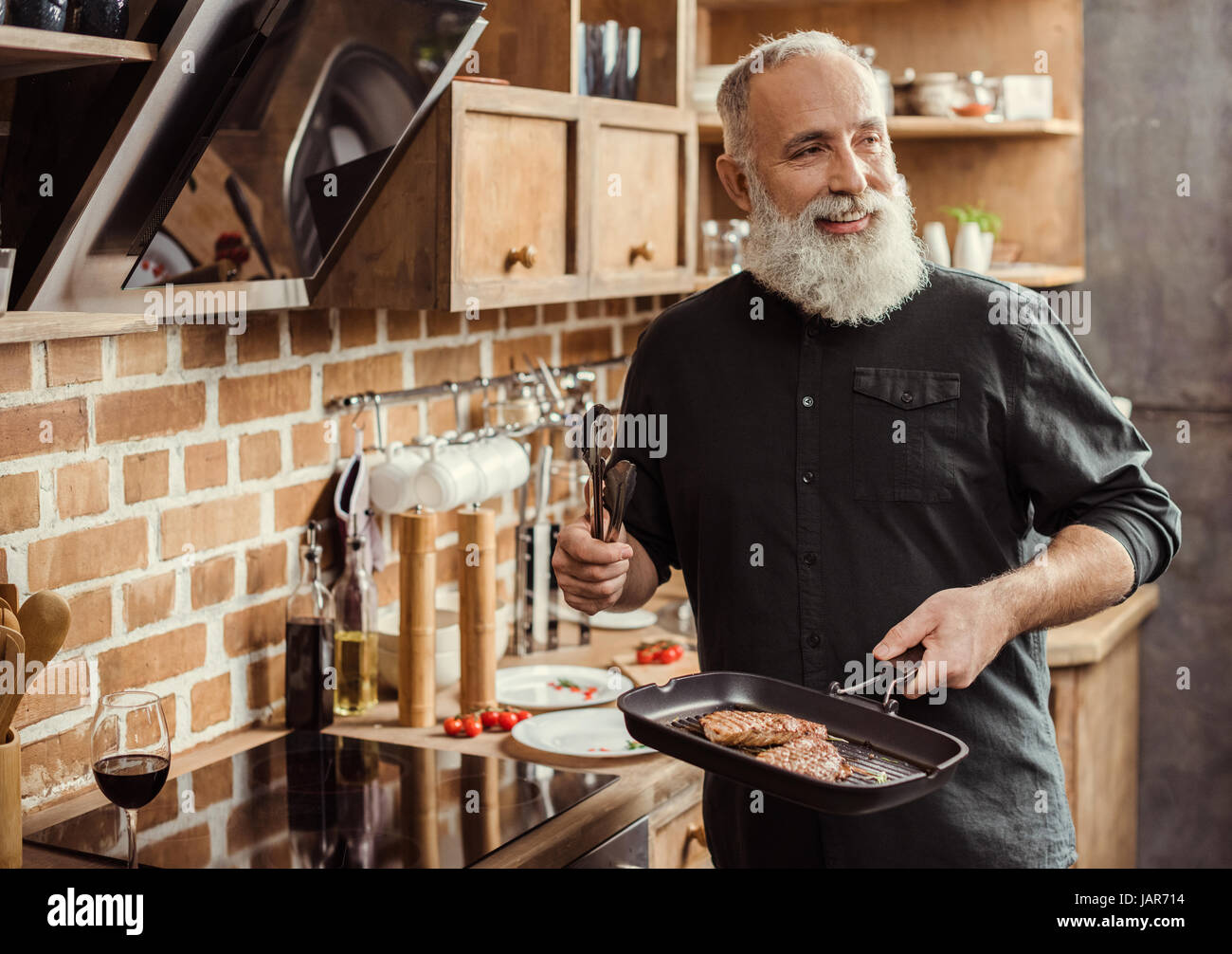 Mann Kochen steaks Stockfoto