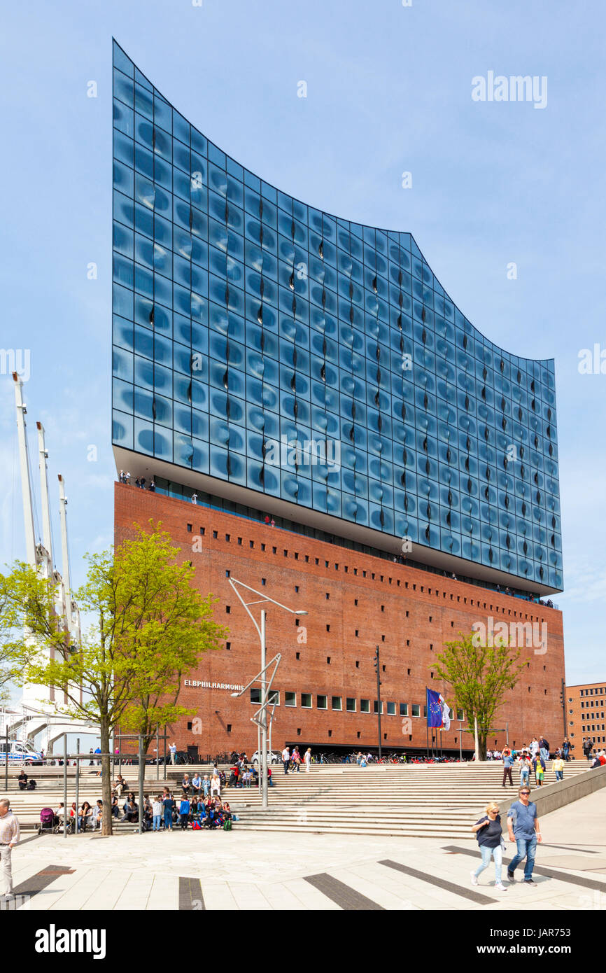 Hamburg, Deutschland - 17. Mai 2017: Eingang Seite der Elbphilharmonie, Konzert in der Hamburger HafenCity. Touristen auf der Plaza vor. Stockfoto