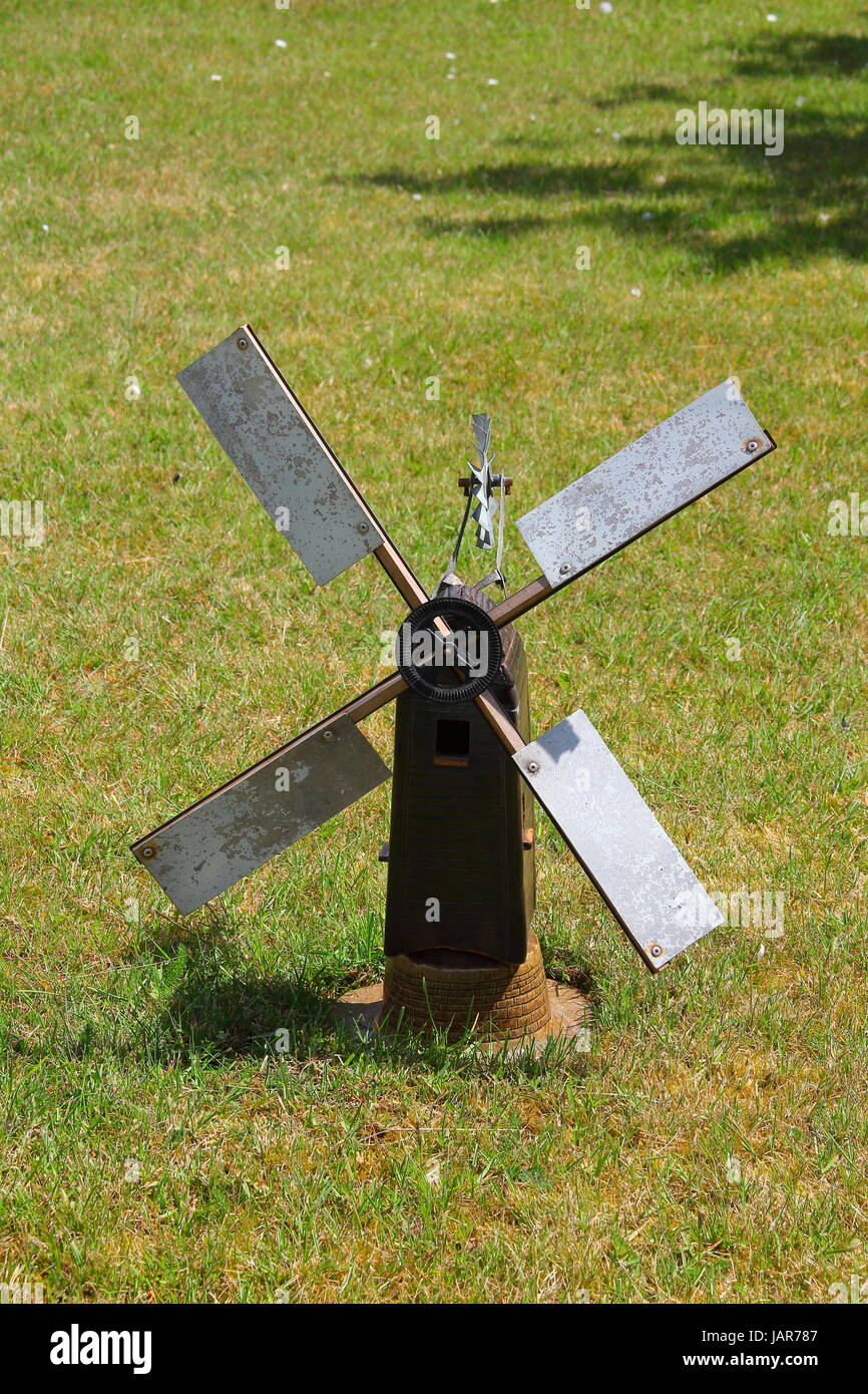 Eine handgemachte funktionierende Windmühle im Garten des Herstellers, hergestellt aus gebranntem Ton, Metall und ein paar Meccano-Komponenten, Stockfoto