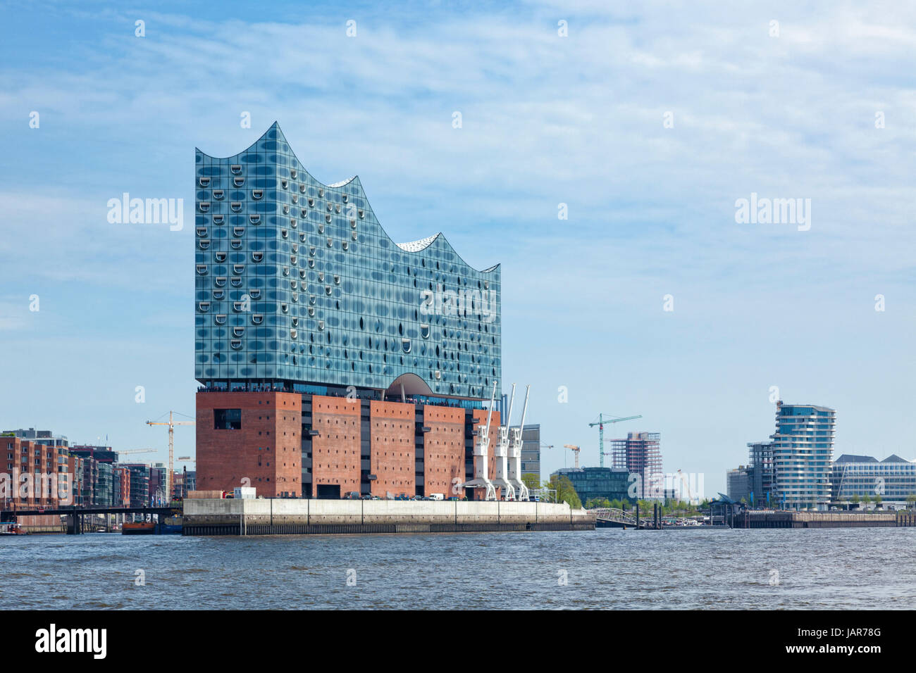 Hamburg, Deutschland - 17. Mai 2017: The Elbe Philharmonic Hall oder Elbphilharmonie, Konzertsaal am Hafen City Viertel von Hamburg Stockfoto